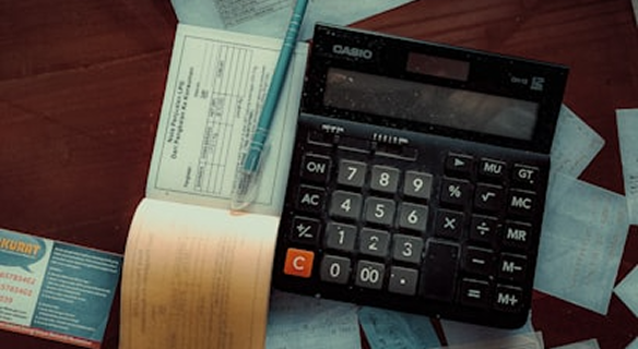 Calculatrice et papiers financiers