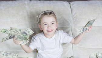 Enfant avec de l'argent