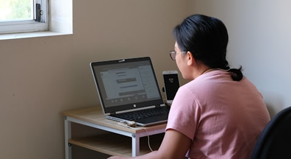 Personne travaillant sur ordinateur portable